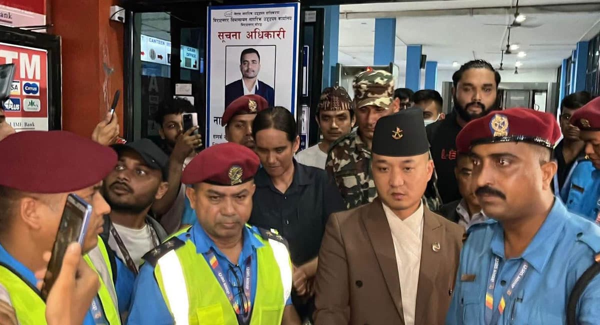 घाइते भेट्न पुगेका गृहमन्त्रीलाई अस्पतालमै प्रदर्शनकारीको घेराबन्दी, चर्को नाराबाजी