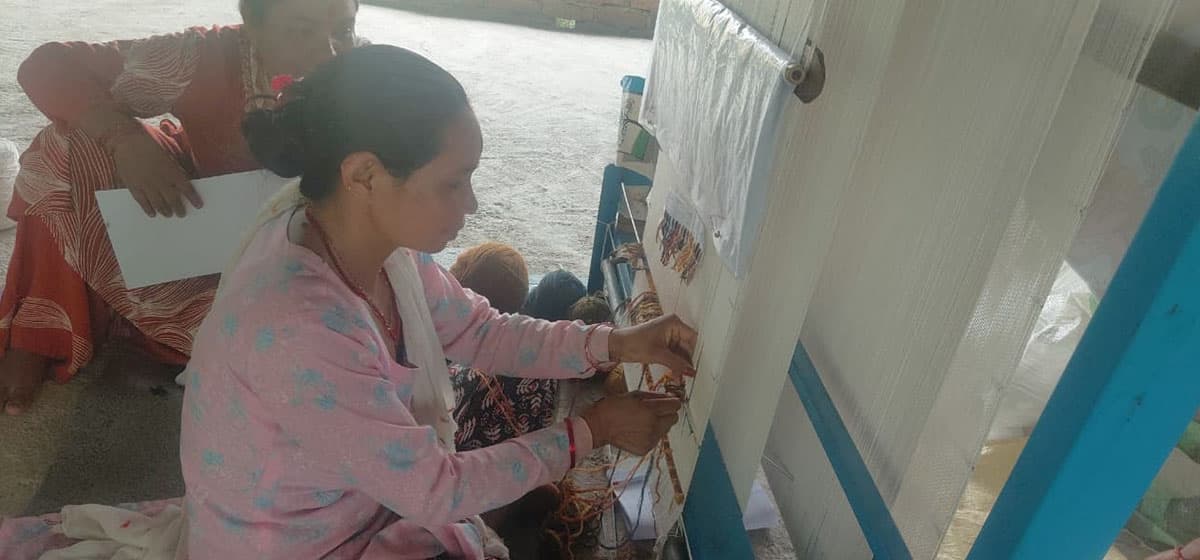 Women Weaving Carpets: New Income in Tulsipur